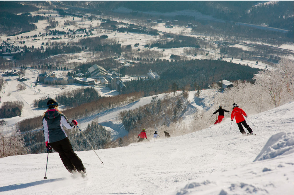 skiers at tomamu hokkaido