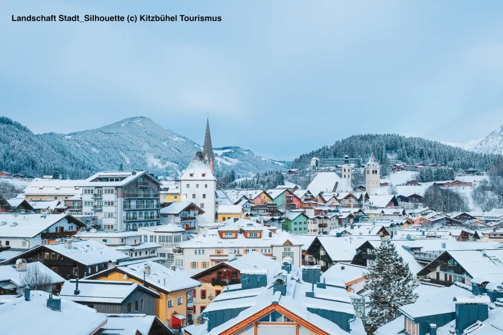 Landschaft Stadt_Silhouette Kitzbuhel village in winter
