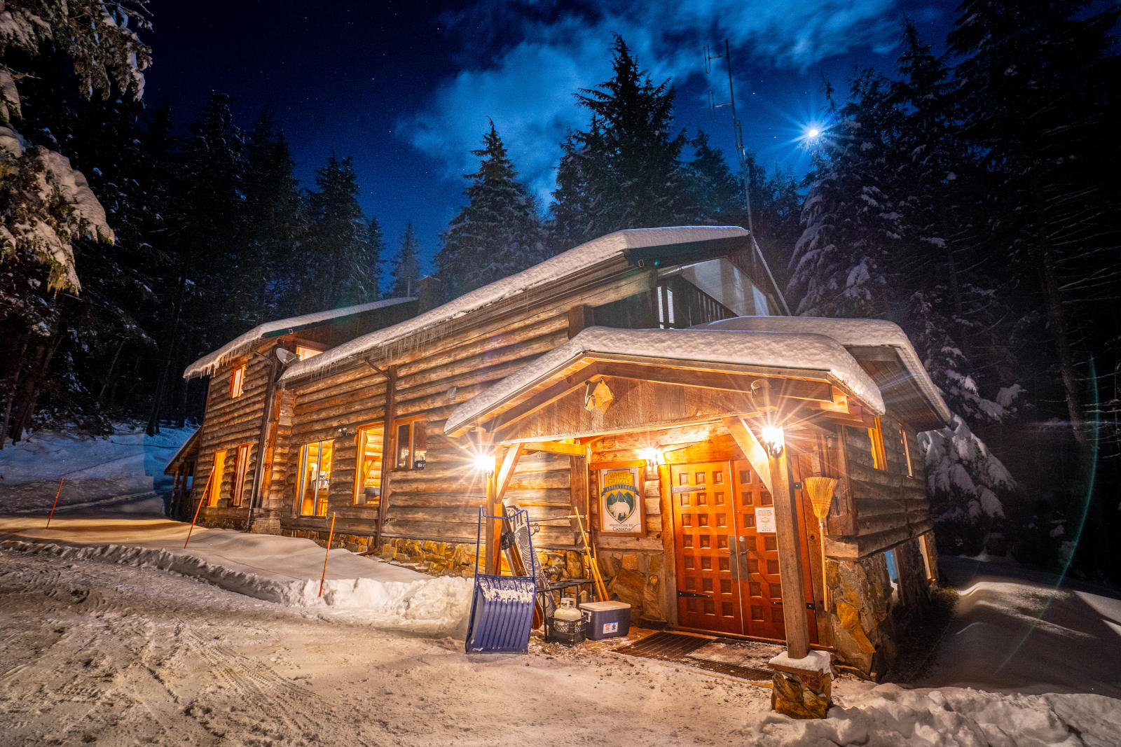 White Grizzly ski lodge at night