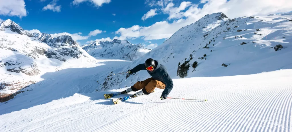 skiing-aletsch-arena-2 Skier in Aletsch Arena