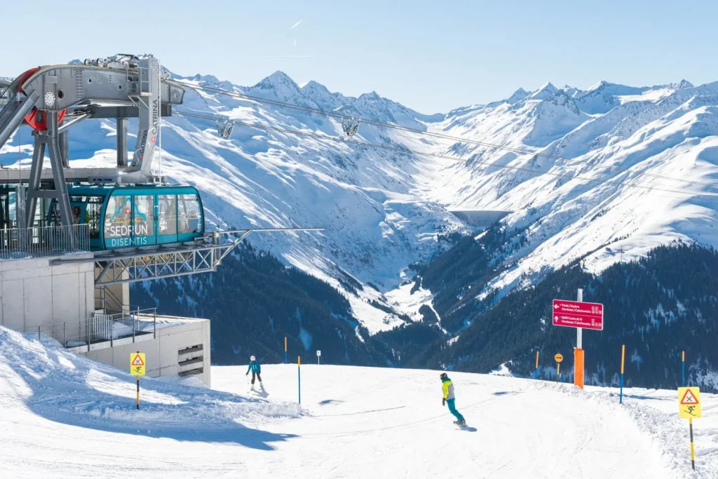 skiers leaving the chairlift in Andermatt