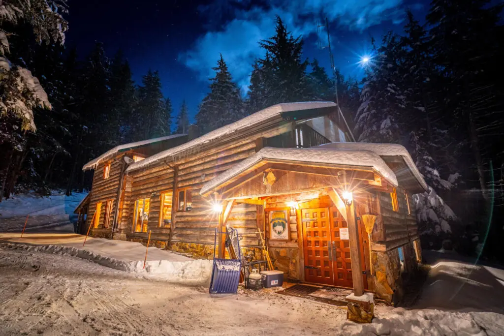 White-Grizzly-3 White Grizzly lodge at night