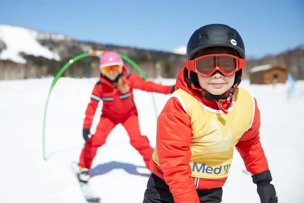 kids learning to ski in Sahoro, Japan