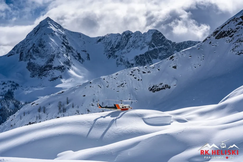 2025-03-22-RK-Mat-Loyola-308 Helicopter dropping skiers in Revelstoke