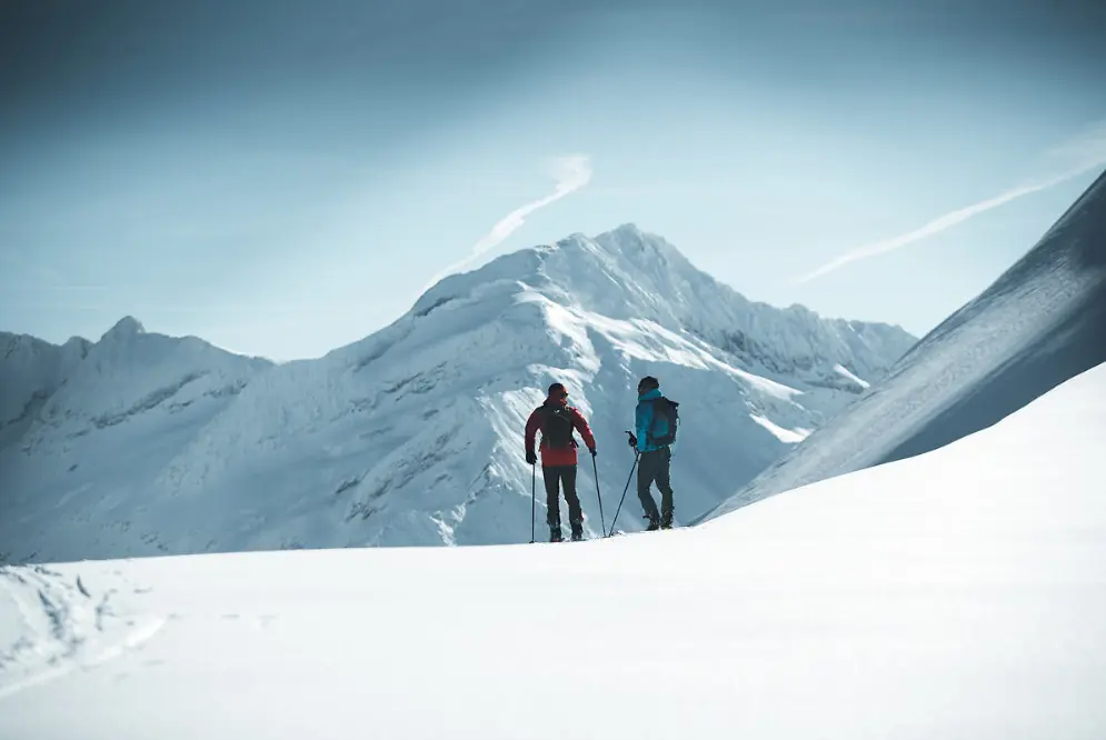 2 skiers contemplating their next run in Les Arcs ski resort