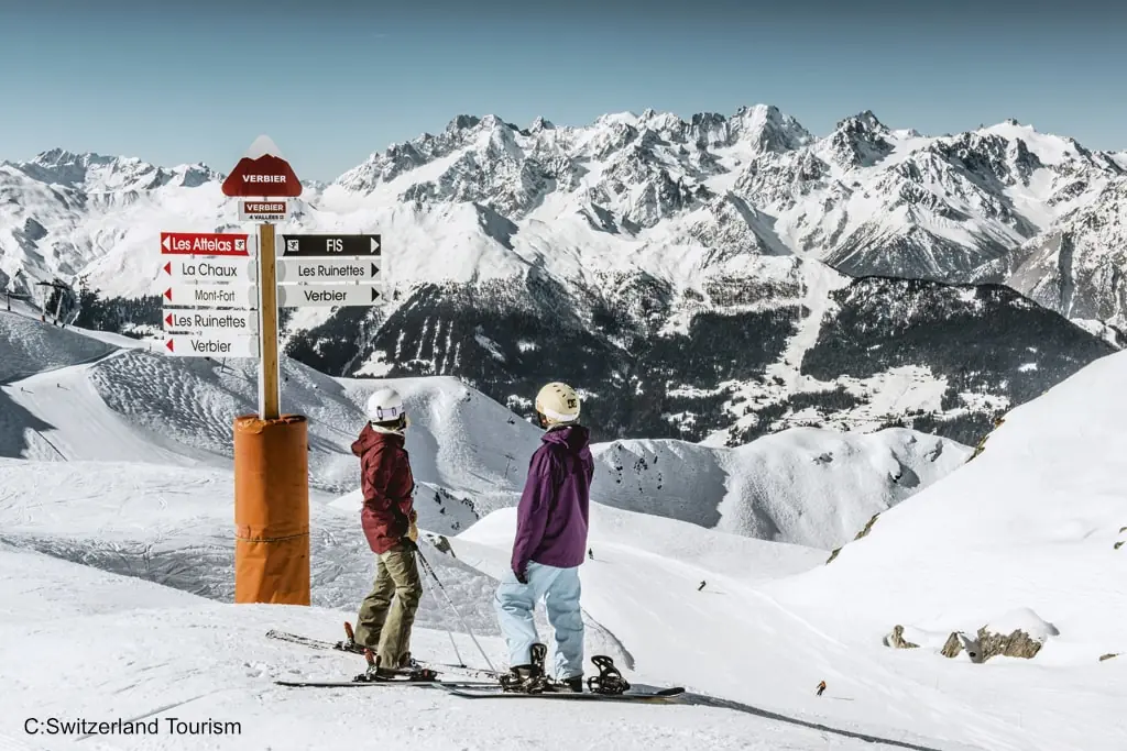 2 skiers contemplating which run to take in Verbier